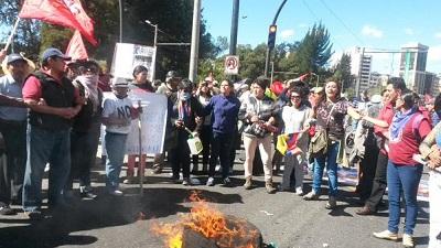 Manifestantes queman llantas en los exteriores del IESS Quito