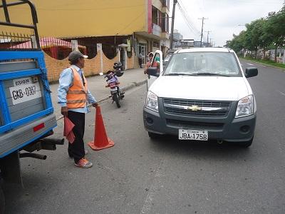 Cuidar carros, un negocio 'redondo' en Santo Domingo