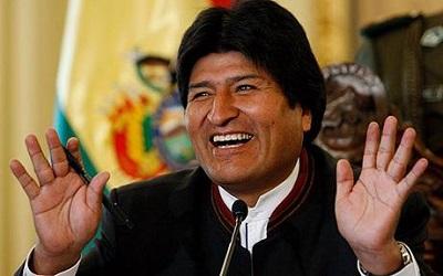 VÍDEO. Evo Morales ordena que le aten un zapato