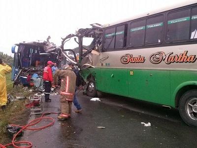 Choque entre buses deja cinco muertos en la vía El Triunfo-Bucay