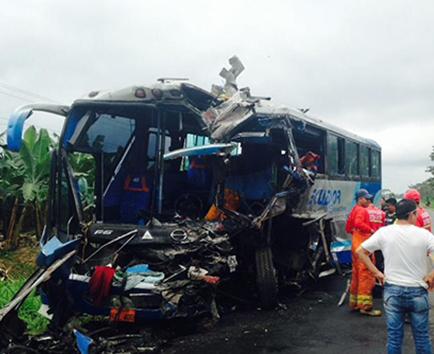 Dos buses se chocan, hay seis muertos