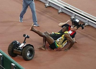 Camarógrafo atropella a Bolt tras el oro en 200 metros (VIDEO)
