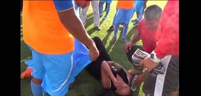 Agreden a reportera que intentó grabar riña entre futbolistas (VIDEO)