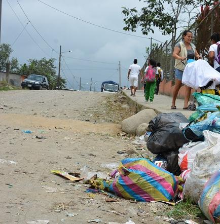 Acumulación de basura genera malestar en el barrio Natividad