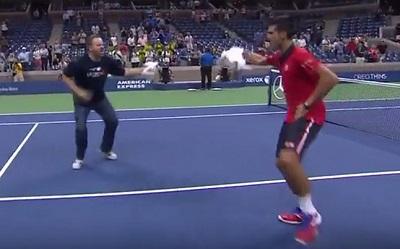 Novak Djokovic bailó con fanático tras triunfo en el US Open (VIDEO)