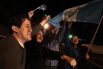 Decenas de guatemaltecos celebran la renuncia de Pérez Molina