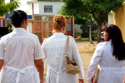 Cuba devolverá trabajo a médicos emigrados que regresen