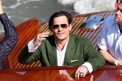 Johnny Depp alborota Venecia y se considera empleado de sus fans