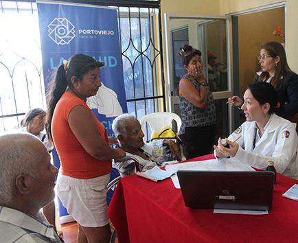 Adultos mayores de  Los Arenales reciben asistencia médica