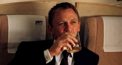 Daniel Craig es el James Bond que más bebe alcohol