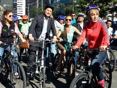 Alcalde y funcionarios de Quito recorren parte de la ciudad en bicicleta