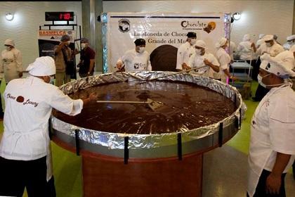 Elaboran la moneda de chocolate más grande del mundo