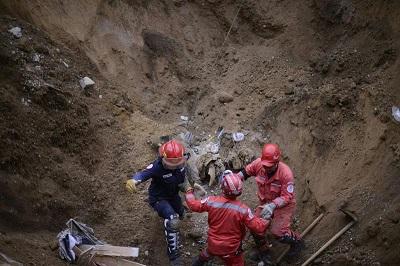 Reanudan labores de rescate y suben a 87 los muertos por alud