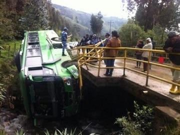 Al menos 9 muertos y 14 heridos al volcarse un bus en Cañar