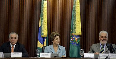 Rousseff se hunde en una crisis política