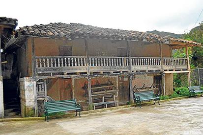 El pueblo saraguro no deja que el tiempo cambie sus tradicionales viviendas