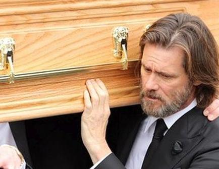 Jim Carrey lleva el ataúd de su exnovia Cathriona White en su funeral