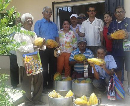 Adultos mayores  recibieron papayas  agroecológicas