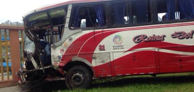 Bus De Reina Del Camino Se Accidenta En La Via Aloag Santo Domingo