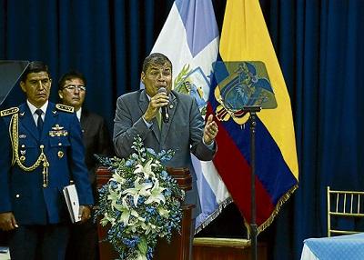 Presidente Correa pide disculpas por atraso en puerto