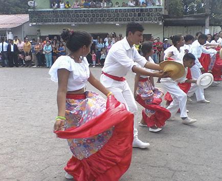 San Pedro de Suma cerró sus fiestas con desfile y sesión solemne