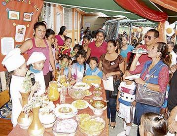 Escuela Luis Felipe Chávez realiza un festival gastronómico en Jaramijó