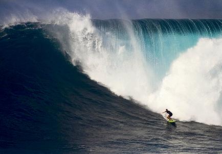 Mujer surfea una de las olas más grandes del mundo