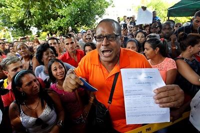Cubanos protestan en embajada de Ecuador por anuncio sobre visados