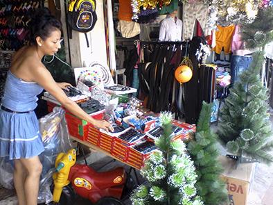 Comerciantes ponen el ambiente navideño