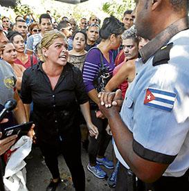 Cubanos protestan por anuncio de visa