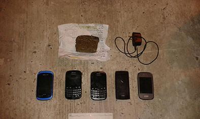 Policía decomisa celulares, droga y otros objetos