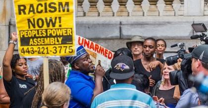 Empieza entre protestas primer juicio por muerte de negro en Baltimore
