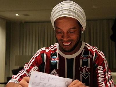 Insólito: Ronaldinho firma contrato sólo para disputar dos partidos