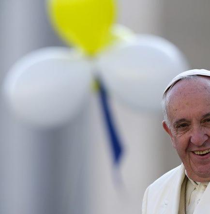 El papa Francisco visita una residencia de ancianos en Roma