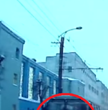 Hombre se arroja contra un bus en movimiento (Video)