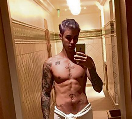 Justin  Bieber luce un cabello púrpura