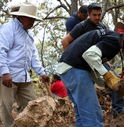 Familiares de desaparecidos hallan fosas con restos humanos en Guerrero