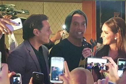 Ronaldinho causa euforia a su llegada a Guayaquil