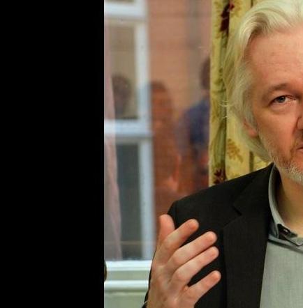 Canciller Patiño dice que 'es tiempo de que dejen libre a Julian Assange'