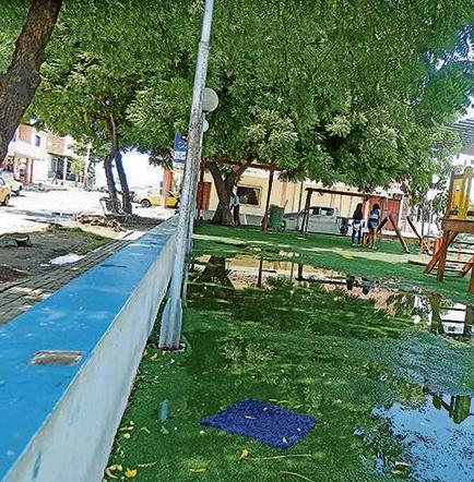 Área infantil  de parque  acumula agua lluvia