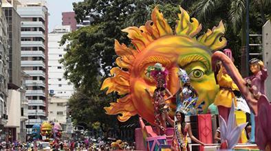 Con alegría y espuma, Guayaquil atrajo a  miles por carnaval
