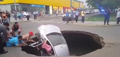 Familia es “tragada” por  un agujero en plena calle