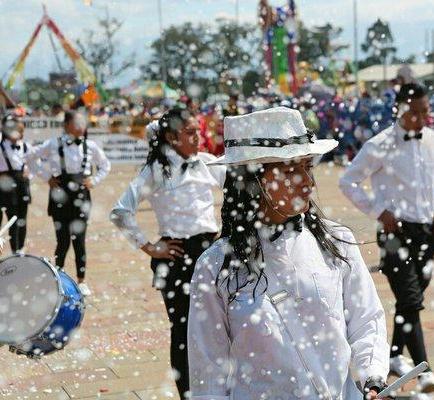 Los colores del carnaval se llevan en la cara y el alma en Amaguaña