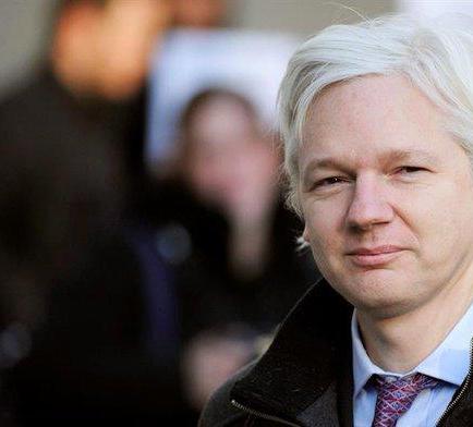 Assange afirma que votar por Hillary Clinton es hacerlo en favor de la 'guerra'