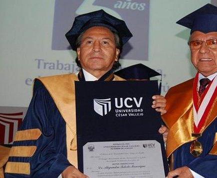 Expresidente Toledo devuelve doctorado 'honoris causa' a universidad de Acuña