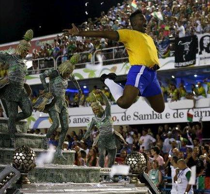 Río de Janeiro continúa de fiesta en un Carnaval que está por culminar