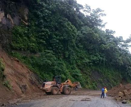 Dos deslizamientos afectaron la vía  San Plácido-Pichincha