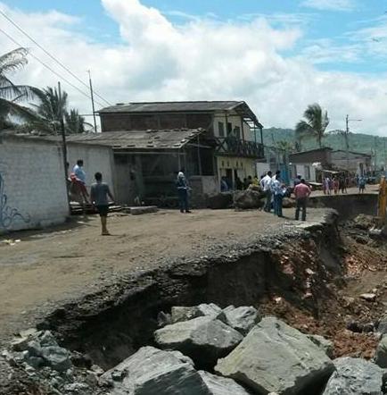 Al menos 10 viviendas afectadas por fuertes oleajes en Crucita