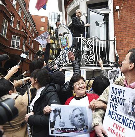 Assange acusa a Cameron de “difamarlo”