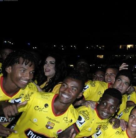 Ronaldinho volvió a recordar la 'Noche Amarilla' junto a Barcelona SC